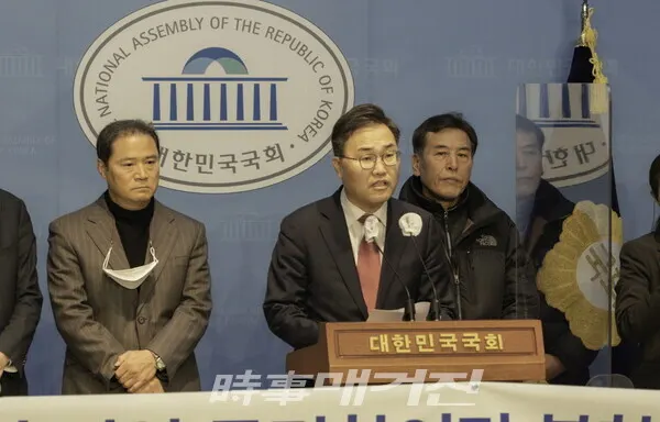 홍석준 국민의힘 의원과 공정언론국민연대(상임운영위원장 최철호)는 16일 오전 국회소통관에서 기자회견을 열고 박성제 MBC 차기 사장 후보의 사퇴를 촉구했다.(사진_홍석준 의원실)