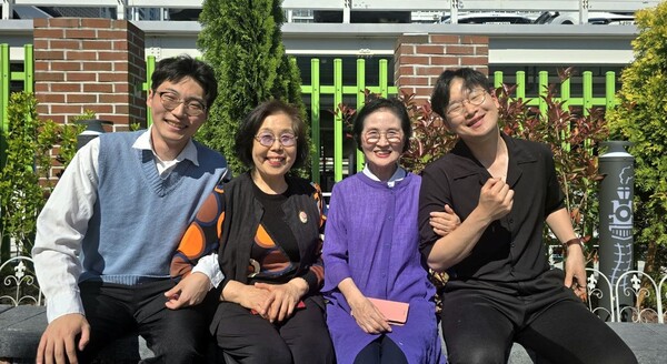 '사회적 가족'을 맺은 참가자들이 기념 사진을 촬영하고 있다.(사진_신천지 부산야고보지파)