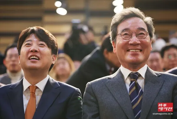 이낙연 전 대표와 이준석 위원장이 새로운미래 출범식에서 밝은 표정으로 웃고 있다.(사진_뉴시스)