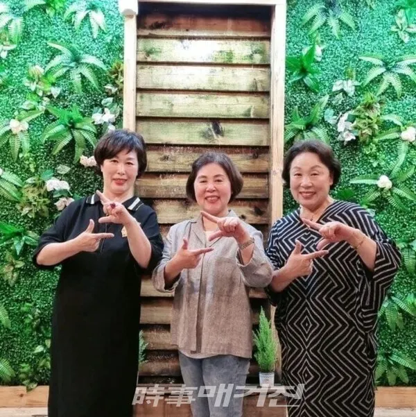 윤사모 서울특별시 여성위원회 회원들이 '윤석열 시그니처' 챌린지 SNS 릴레이 운동에 함께 동참했다. (사진_윤사모 제공)
