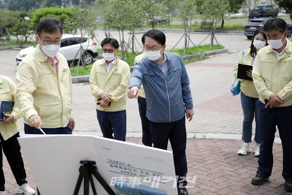 김경호 광양부시장이 백계산 옥룡사지 동백숲을 중심으로 국내 최대 동백 군락지로 육성하기 위한 동백 특화단지 조성 현장을 찾았다.