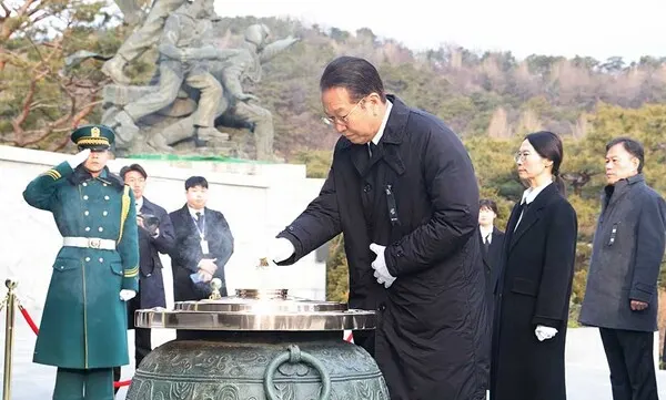 권영세 국민의힘 비상대책위원장이 새해 첫날인 1일 오전 서울 동작구 국립서울현충원 현충탑을 참배하고 있다.(사진_국민의힘)
