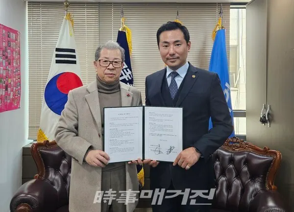 14일 시사매거진 김길수 발행인(좌)과 FCC&DIKINZ그룹 김태욱 대표가 사우디 사업 관련 업무협약을 체결하고 기념촬영을 하고 있다. (사진_시사매거진)