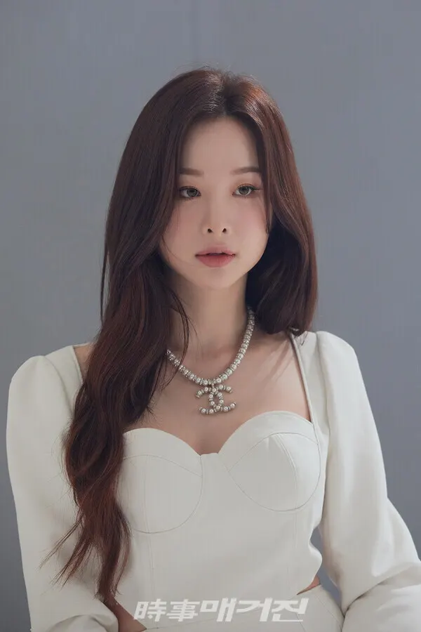 가수 솔지가 오늘(25일) 오후6시, 첫 번째 미니앨범 를 발매한다. 타이틀 곡 '계절의 끝에서'로 이별 공감 발라드 무대를 선보이며 활발한 활동을 이어갈 예정이다.