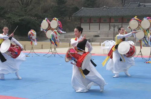 ▲ 지난 3월21일 개막한 ‘태권도 문화공연’은 한국의 혼일 살아있는 경희궁에서 고전적인 풍미를 담아 ‘강인한 아름다움’이라는 태권도 정신을 주제로 기본동작과 품세, 호신겨루기, 격파 등 다양한 태권도의 매력을 발산하면서 정통 태권도 시범과 퍼포먼스, 태권도 체험 프로그램 등으로 구성되어 박진감 넘치는 무대를 선보이고 있으며, 특히 태권도 퍼포먼스는 태권도에 국악과 전통무용뿐 아니라 현대음악까지 접목시켜 다양한 볼거리를 제공하고 있다.