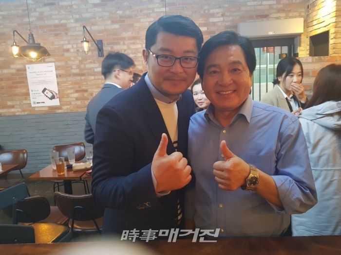 자유한국당에서 지난해 말 시작했던 청년캠퍼스 집체교육(8주) 이수 전 심재철 의원과의 간담회에서 찍은 기념사진