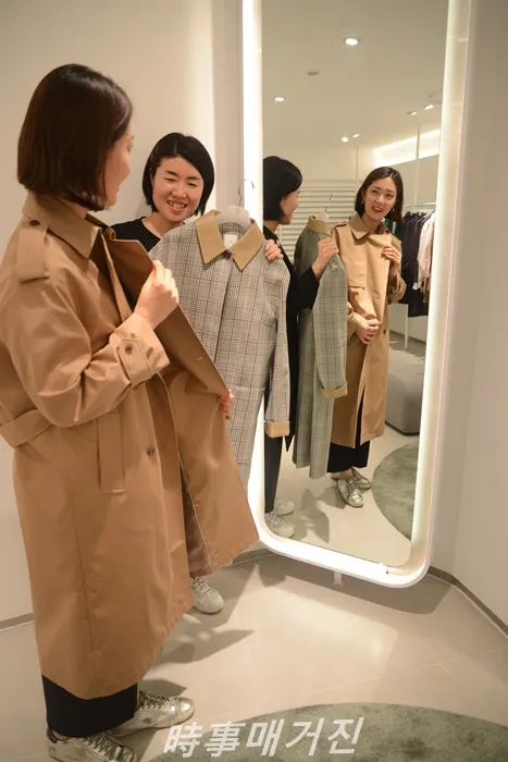 부산지역 롯데백화점 전점에서는 오는 15일부터 17일까지 '컨템포러리 3대 패션그룹 페어'를 진행한다. 한섬·삼성·바바 그룹이 참여하는 이 행사에서는 각 브랜드별 마일리지 더블 적립 혜택 및 다양한 사은 프로모션을 진행한다. 사진은 고객이 옷을 입어보고 있다. (사진_롯데백화점)