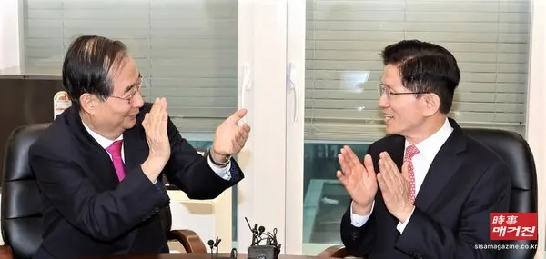 김문수 국민의힘 대선 후보가 지난 11일 서울 여의도 국민의힘 당사 내 대통령 후보실에서 한덕수 전 국무총리와 회동하며 박수치고 있다.(사진_뉴시스)