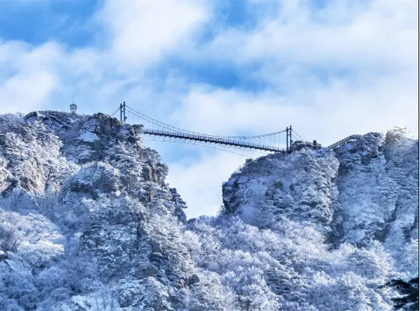 하늘과 땅을 잇는 해발 756m 전남 화순 백아산 마당바위와 절터바위를 연결하는 하늘다리의 상고대 눈꽃세상, 추위날씨스케치  (사진=한국관광공사sns)