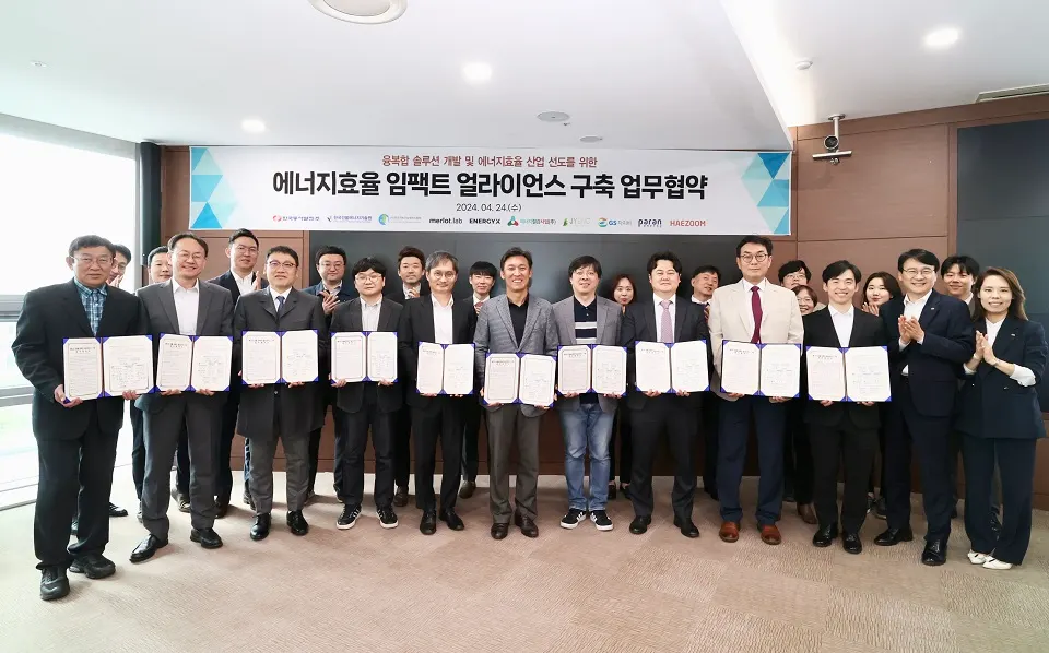 24일 동서발전 본사에서 진행된 '에너지효율 임팩트 얼라이언스 구축 업무협약식'에서 업무협약서명을 끝내고 주요관계자들이 단체사진을 촬영하는 모습.(왼쪽부터 조출규 에너지절감사업 대표, 김성철 파란에너지 대표, 배장규 제이와이이엔씨 상무이사, 이영기 한국지속가능캠퍼스협회 사무국장, 지에스차지비 신임철 대표, 김영문 동서발전 사장, 신소봉 메를로랩 대표, 권오현 해줌 대표, 조정훈 한국건물에너지기술원 원장, 홍두화 에너지엑스 대표).(사진_동서발전)