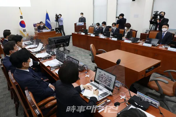 더불어민주당 이낙연 대표가 29일 오후 국회에서 열린 정책 의원총회를 주재하고 있다.(사진_공동취재단)