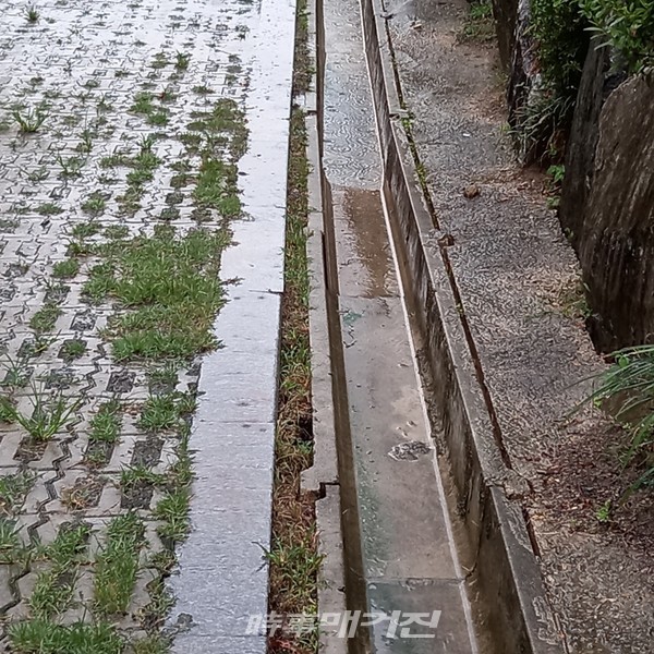 배수로 균열(사진_시사매거진)