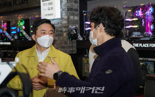 원희룡 제주도지사가 코로나19에 따른 강도 높은 사회적 거리두기 조치로 타격을 입은 PC방을 찾아 업주의 건의사항에 귀 기울이고 있다.