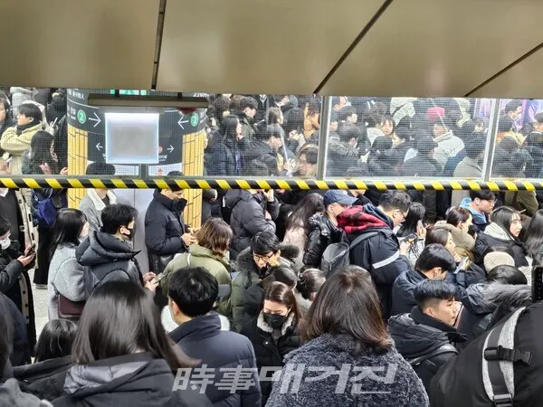 지난 1월 8일 오후 6시 25분, 3호선 교대역이다. 계단 입구에서 승강장을 내려가기 힘들었다. 이후로도 거의 날마다 이 지경이다. (사진_시사매거진)
