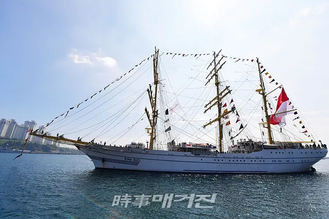 8월 30일 인도네시아 대형범선 비마수치함이 인도네시아 해사생도 순항훈련 차 부산작전기지에 입항하고 있다.(사진_해군작전사령부)