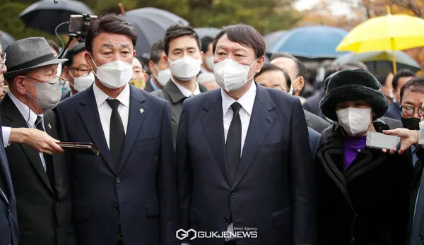 윤석열 국민의힘 대선 후보가 9일 오후 서울 강북구 국립 4.19 민주묘지 내 故 이기택 전 민주당 총재 묘에서 참배를 마친 후 이 전 총재를 기리는 발언을 하고 있다.사진제공/국제뉴스