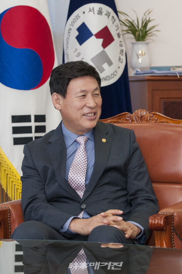 이동훈 총장 품격 있고 여유로운, 학생-교직원-동문 모두가 함께 가는 대학을 이룩하는 데 노력하겠다고 말했다.
