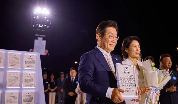 이재명 대통령이 지난 15일 서울 세종대로 광화문광장에서 열린 제21대 대통령 국민임명식 '광복 80년, 국민주권으로 미래를 세우다' 행사에서 임명장을 들어 보이고 있다.(사진_대통령실)
