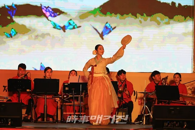곡성군은 섬진강기차마을을 방문하는 가족 단위 관광객들을 위해 다양한 문화공연을 선보이고 있다.(사진_곡성군청)
