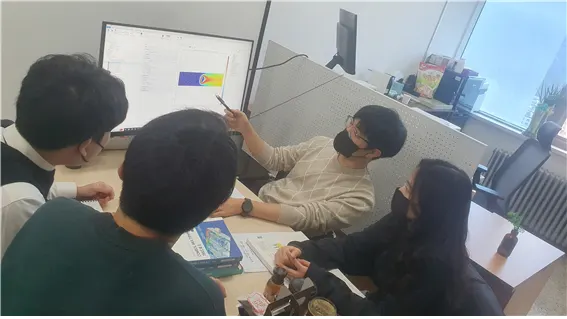 지도 학생들과 시뮬레이션 결과를 토의하며 미래 과학 인재를 길러내는 박 교수의 모습