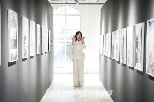 제자들의 작품을 보며 한없이 밝은 미소를 띄고 있는 김경숙 교수(사진_시사매거진)