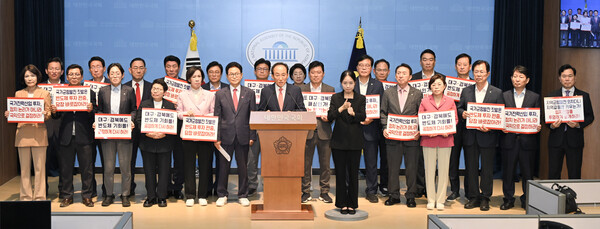 추경호 대구시장 당선인, 이철우 경북도지사, 국민의힘 대구·경북 지역 의원들이 29일 서울 여의도 국회 소통관에서 호남권 반도체 투자 관련 기자회견을 하고 있다.(사진_대구시장직 인수위원회)
