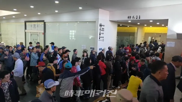 광화문광장 주변은 화장실마다 인산인해를 이루었다.