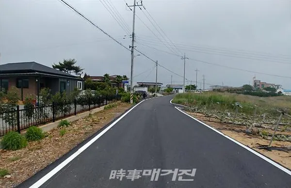 1004섬 신안군은 시설 노후와 상·하수도 관로 매설 등으로 포장 상태가 좋지 않은 마을 안길을 대상으로 3년간에 걸쳐 대대적으로 정비한다고 22일 밝혔다.(사진_신안군청)