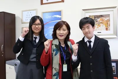▲ 파이팅을 외치는 이성희 교장(가운데)와 최예지 학생회장, 신종혁 부회장
