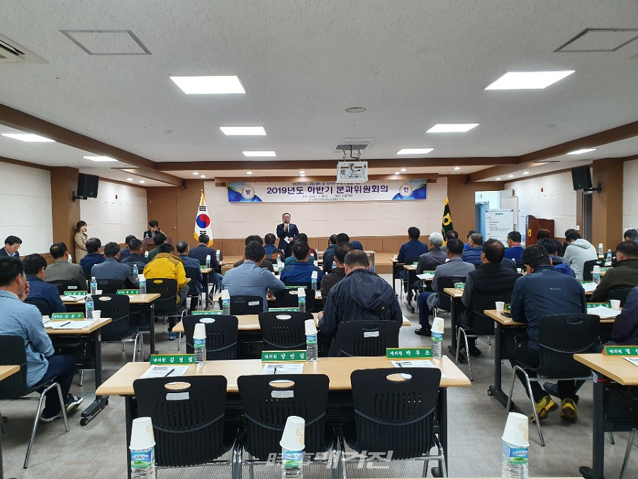 성산일출봉농협 2층 대회의실에서 강석보 조합장님의 대의원님들에게 인사 말을 하고 있다(사진_고기봉 기자)