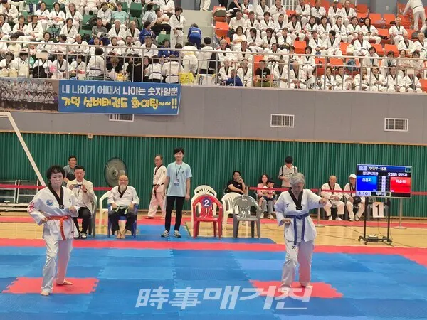 70대부 조별 경기 청 첨단복지관 김윤자 홍 오창읍 주민자치 노인태권도 이순희 경기를 하고 있다. (사진_이성만 기자)