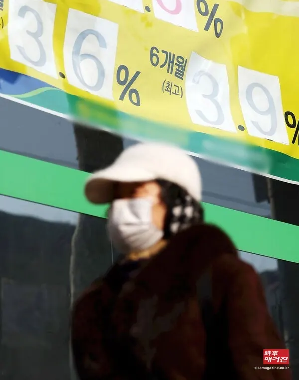 기준금리를 9회 연속 동결한 가운데 금리 인하 시기가 예상보다 늦어질 것이라는 전망이 나오면서 일부 은행의 가산금리 인상도 이어지고 있다. 2월 22일 금융권에 따르면 KB국민·신한·하나·우리·NH농협은행의 주담대 고정형(혼합형) 금리는 이날 기준 연 3.30~5.873%로 집계됐다. 변동형 금리는 연 3.96~6.683%다. 2월 초 5대 은행의 주담대 고정금리는 연 3.22~5.764%였다.(사진_뉴시스)