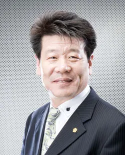 ▲ 신춘호 회장은 “이용장의 한 사람으로서 세계적으로 인정받고 있는 이용장들의 권익 증진과 이용산업 활성화를 위해 최선을 다하겠습니다”라고 말했다.
