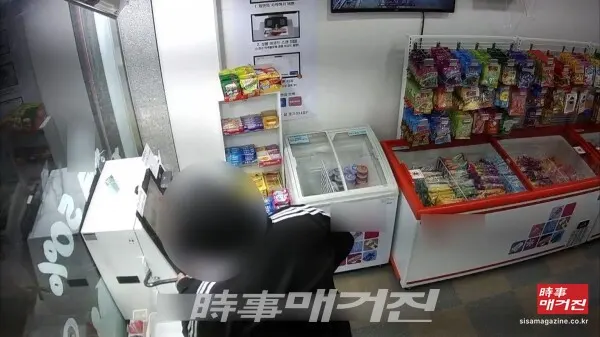 파주경찰서는 흉기를 들고 무인점포 등을 돌며 현금을 털어온 특수절도범을 긴급체포해 검찰에 구속송치 했다고 밝혔다. 피의자 A씨는 파주 일원에서 24시간 운영 무인점포(빨래방, 아이스크림, 인형뽑기방 등) 총 8곳에 침입해 미리 준비한 빠루와 드라이버 등을 이용해 무인계산기를 손괴하고 현금을 절취한 것으로 밝혀졌다. 사진은 폐쇄회로(CC)TV에 포착된 A씨 모습. 2021.07.14.(사진_파주경찰서)