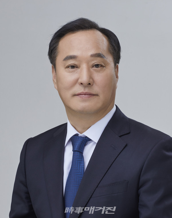 정동균 군수는 지난 3년간 공약사업에 대한 이행률 80%, 완료율 58.3%를 기록하며 공약사업을 순조롭게 추진 중이다. 특히 ‘서울-양평 고속도로 예타 통과’, ‘용문-홍천 간 광역철도 유치’, ‘양평종합훈련장(용문산사격장) 이전 합의’ 등 장기간 숙원사업들에 대한 결실을 맺으며 굵직한 주요 현안사업을 해결해 나감으로써 군정업무 추진에 동력을 불어 넣고 있다.