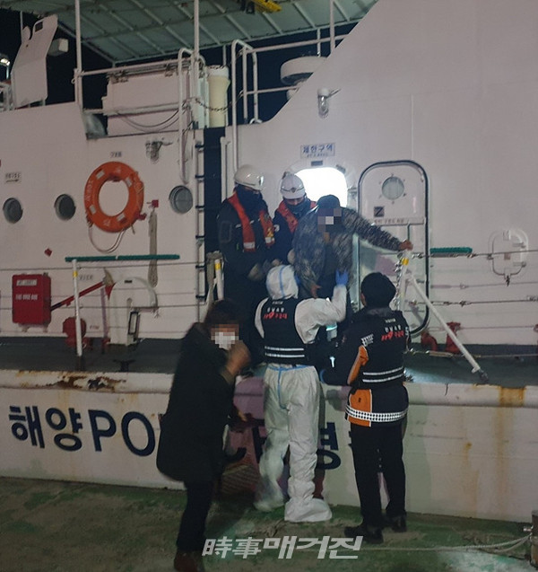 목포해양경찰서는 “지난 4일 신안 섬마을에서 만성 폐쇄성 폐질환 60대 섬주민이 해경의 도움으로 긴급 이송했다”고 밝혔다.(사진_목포해양경찰서)
