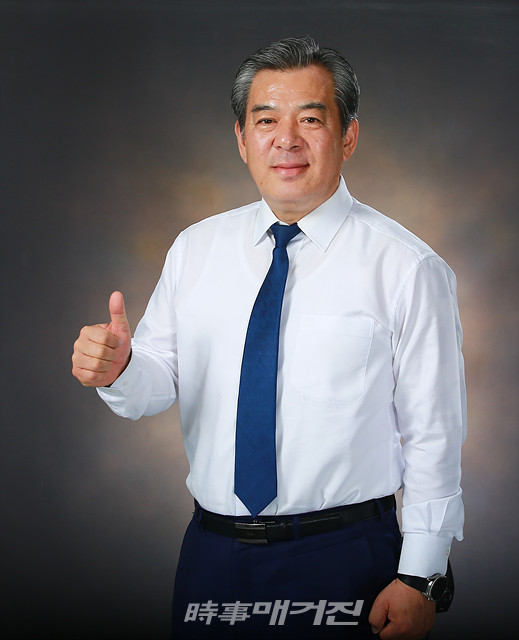 곡성군은 한국매니페스토실천본부가 26일 ‘2020 민선 7기 전국 기초단체장 공약 이행 및 정보공개 평가’ 결과를 발표했다. 곡성군은 총 5가지 등급(SA, A, B, C, D) 중 최고등급인 SA을 받았다고 밝혔다.사진은 곡성군 유근기 군수이다.(사진_곡성군청)