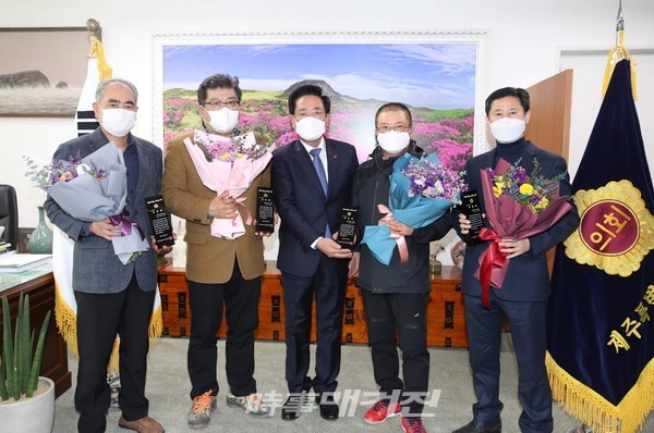 제주도의회 좌남수 의장과 수상자들이 기념 촬영을 하고 있다. 제주환경보존수렵협회 이성주 회장, 반중진 부회장, 박성두 감사(밀렵감시단장), 양진영 총무이사, 윤오국 이사(환경감시단장)