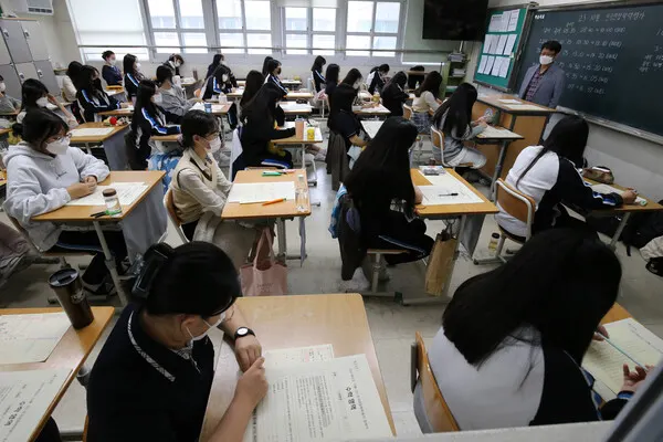한 고등학교에서 고3수험생이 그동안 닦은 실력을 발휘하며 모의고사 시험문제를 풀고 있다.