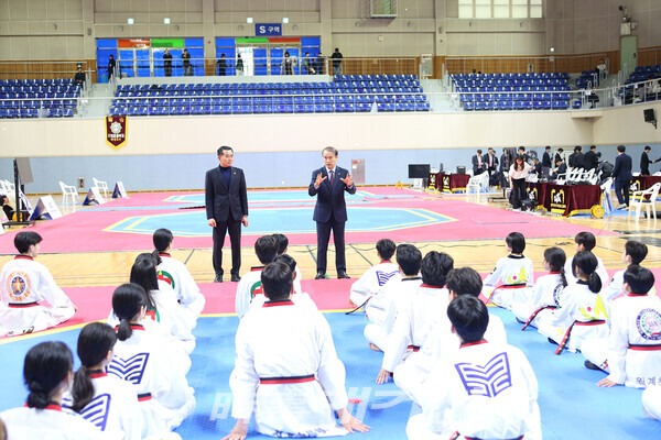 윤웅철회장이 전국소년체육대회 최종선발 선수들을 축하하며 부상에 주의해 줄 것을 당부 하고 있다. (사진_정연수 기자)