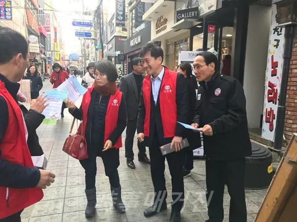 복지사각지대 발굴 위해 창동 일원에서 주민들에게 홍보물을 나누어주고 있다. (사진:창원시청)