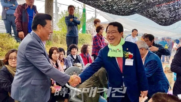 경북 구미가 고향이라 박정희 대통령에 대한 이야기도 많이 듣고 자랐다. 선거 때마다 고향 마을 중심 벽에 붙어있던 선거 벽보도 자세히 읽었던 기억이 난다. 지금 생각해 보면 역사를 재미있게 생각한 만큼 정치에 대한 관심이 많았던 것 같다.