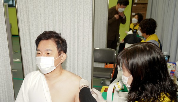 원희룡 지사가 22일 오전 제주보건소에서 독감 백신을 접종하고 있다.