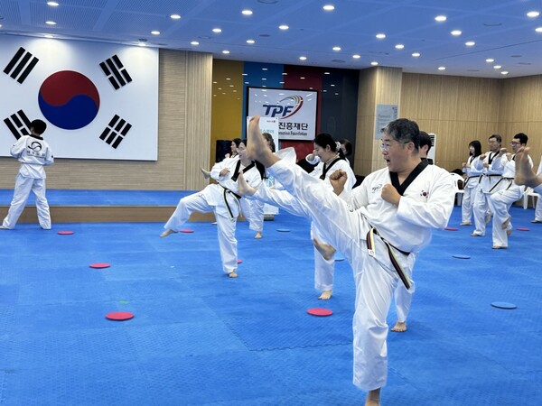 태권도원 도약센터 수련실에서 교원들이 태권도 기본 기술인 발차기를 수련하고 있다. (사진_태권도진흥재단)