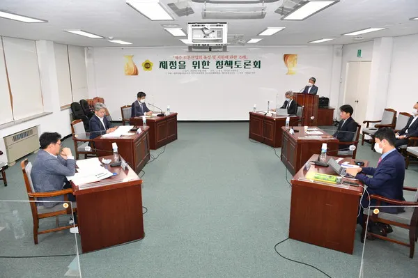 30일 14시 소회의실에서 행정자치위원회(위원장 이상봉)와 농수축경제위원회(위원장 현길호)가 주최하고 행정자치위원회 강철남 의원이 주관하는 제주 드론사업의 육성 및 지원에관한 조례 제정을 위한 토론회가 개최됐다.