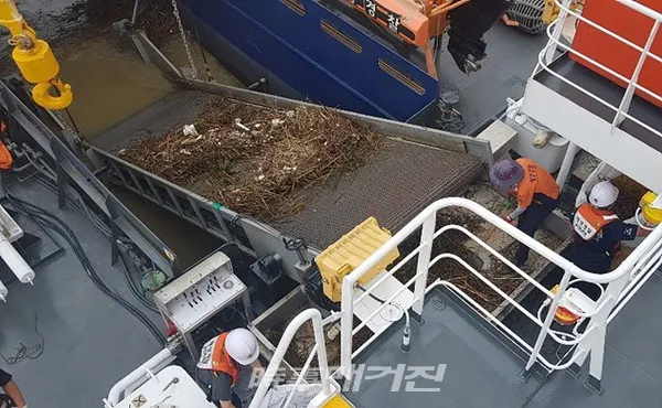 목포해양경찰서는 “10일 목포항내에서 이번 폭우로 떠내려 온 수초더미나 페트병, 스티로폼 등 부유물 약 37톤을 수거하고 해양환경공단에 인계했다”고 밝혔다. 사진은 목포해경이 해상에서 방제정을 이용해 해양쓰레기를 수거하고 있다.(사진_목포해양경찰서)