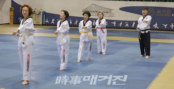 실버 태권도 실기 수업 시연 중인 건강 100세 강동구 실버 태권도 회원들과 문호준 강사(오른쪽)(사진_이재욱 기자)