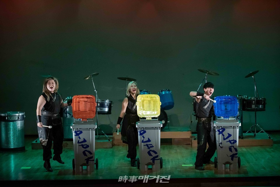 전통타악 아작의 공연모습 예술감독 김정태 /사진=서봉섭 기자
