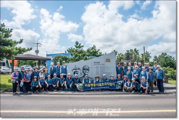 대한민국전몰군경유족회 제주지부 회원 75명은 성산읍 시흥리 강승우 도로에서 분향하고 해안가를 걸으며 평화의 의미를 되새기는 시간을 가졌다.(대한민국전몰군경유족회 제주지부 사진제공)