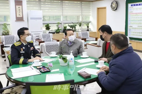최성희 중랑소방서장이 22일 ‘KF-94 소방화보 마스크’ 기증식 행사 전 소방서장실에서  김태수 서울시의원과 환담을 나누고 있다.(사진_중랑소방서)